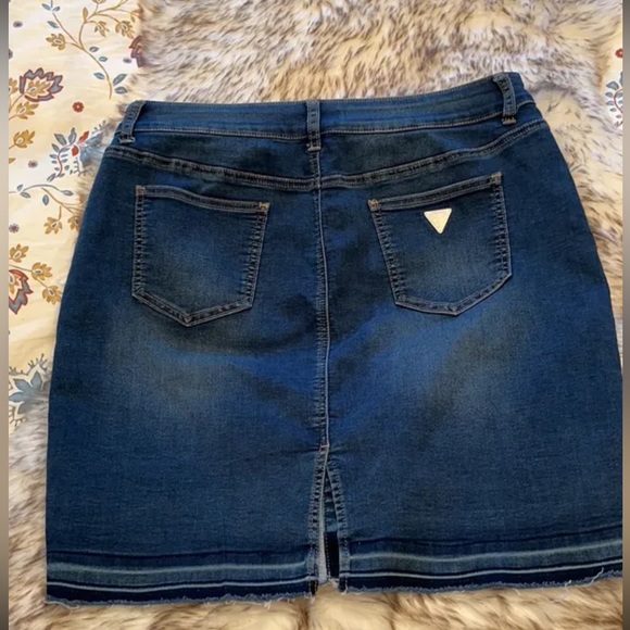 GUESS Skirt - Picture 2 of 2